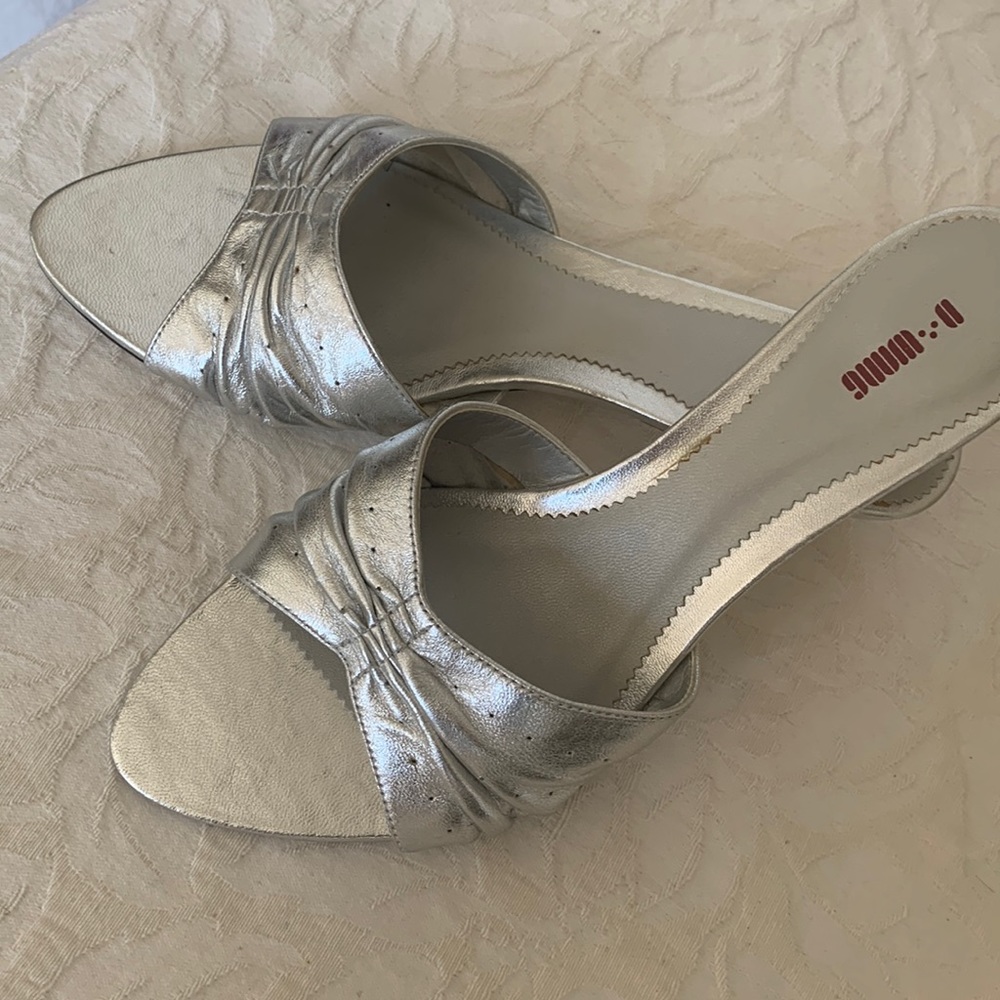 Casual  and chic sandals